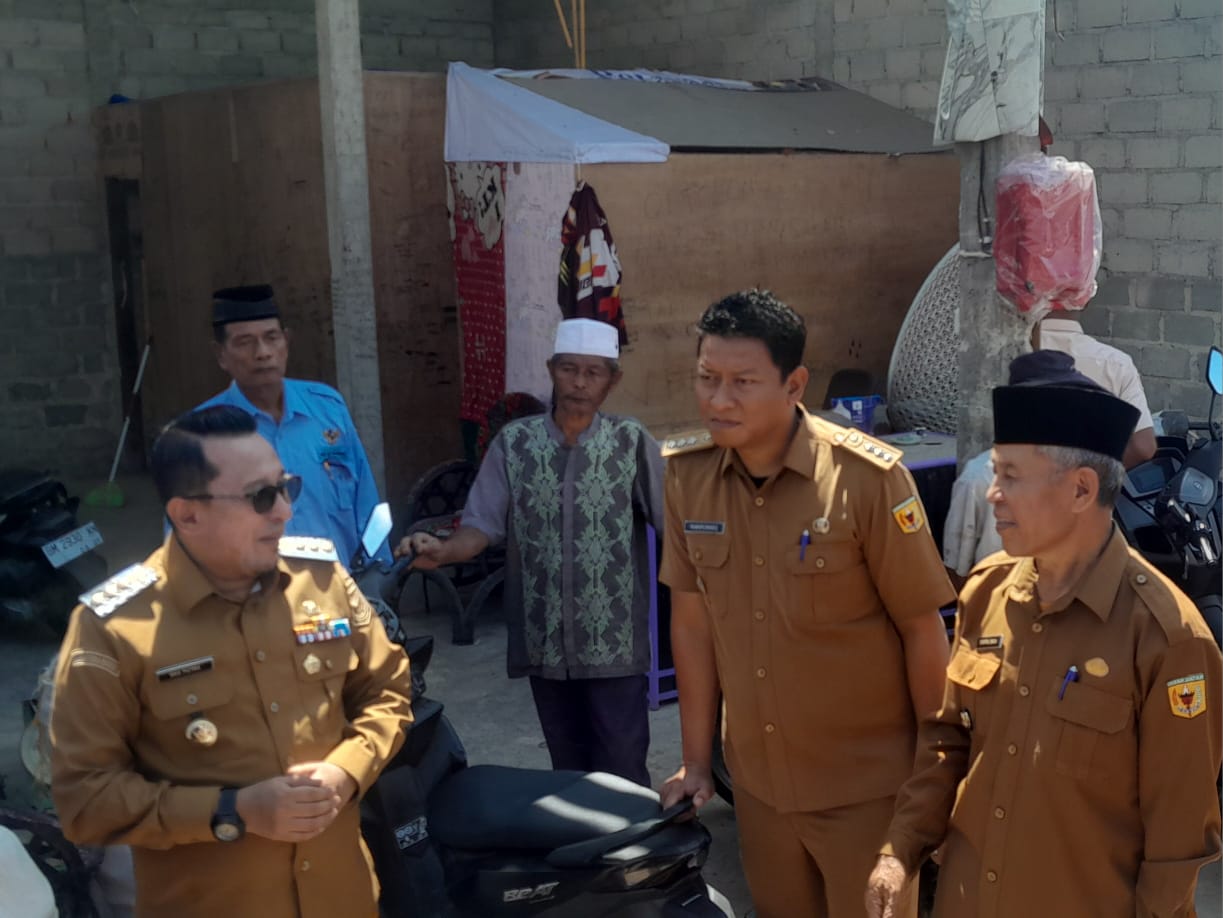 camat-salimpaung-sambut-kedatangan-bupati-serahkan-bantuan-untuk-korban-puting-beliung-di-jorong-padang-jaya